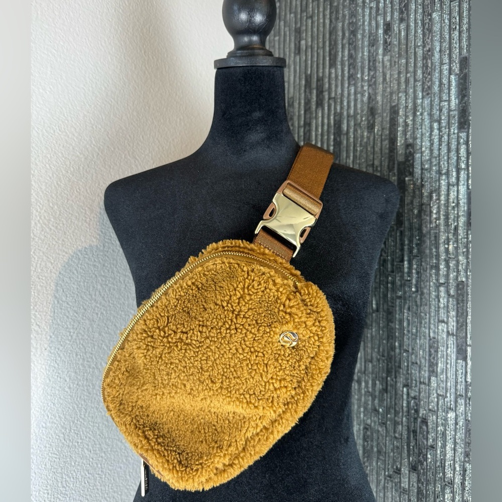 🧸Lululemon Everywhere Belt Bag Burnt Caramel Camel Brown Fur Fanny Pack